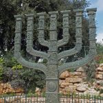 Die Menora vor der Knesset – über 3000 Jahre jüdische Geschichte